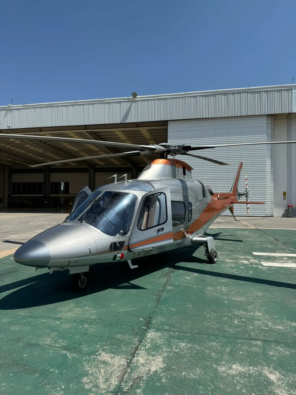 Helicóptero ejecutivo Agusta A109E Power en plataforma, disponible para renta en CDMX y Toluca
