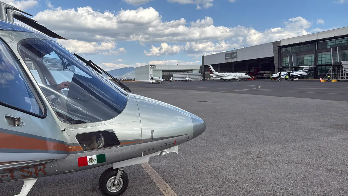Agusta A109 en la plataforma de Toluca (MMTO) junto a jets ejecutivos