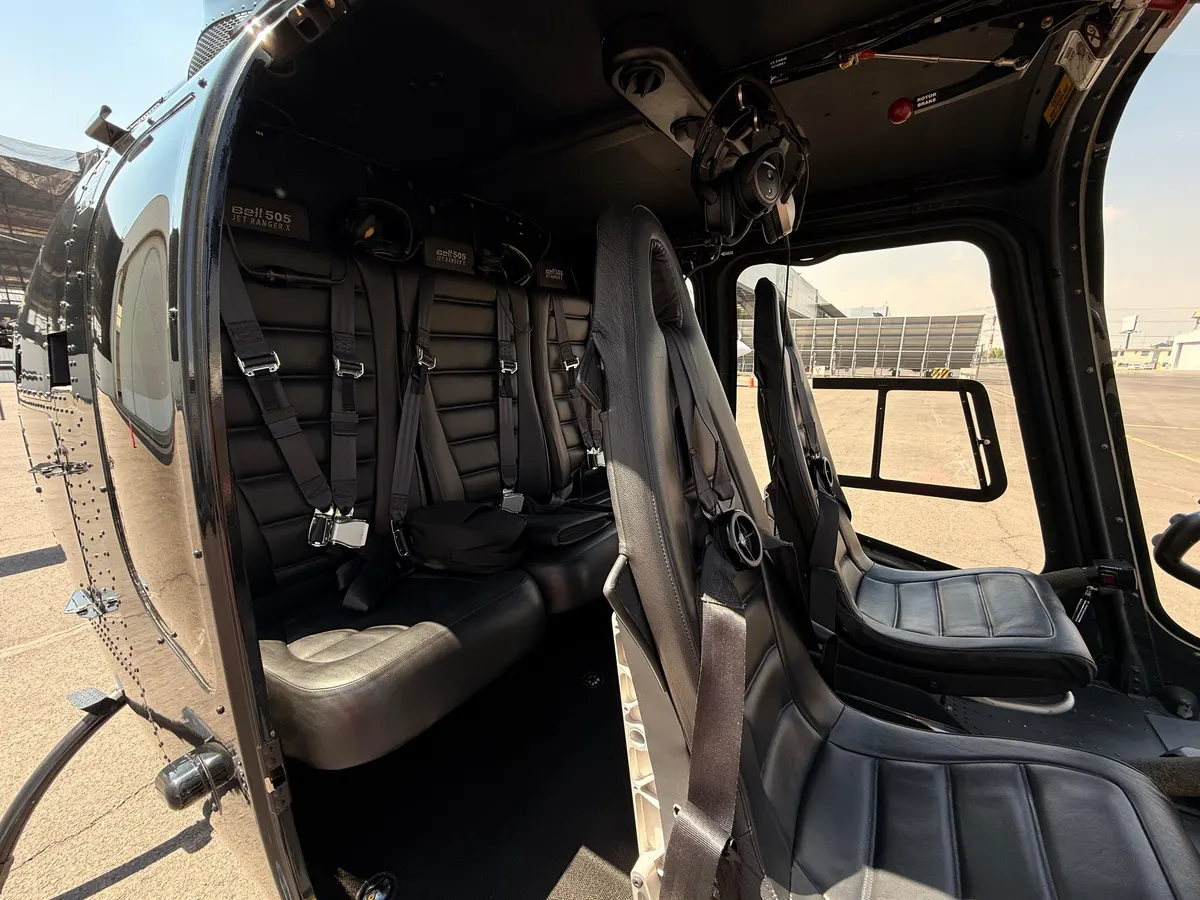 Cabina de piel del Bell 505 JetRanger X usado en traslados Toluca–CDMX