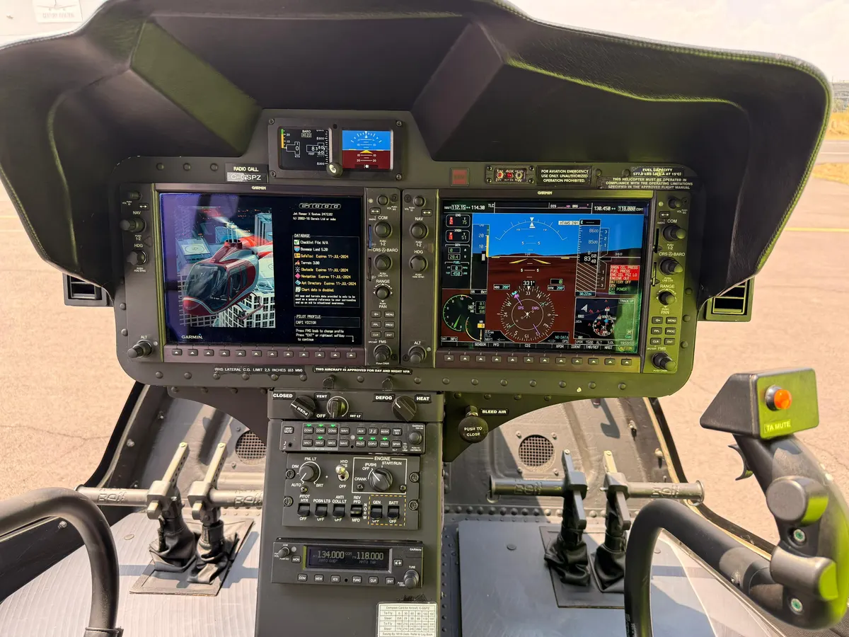 Cabina de mando del Bell 505 con aviónica Garmin G1000H
