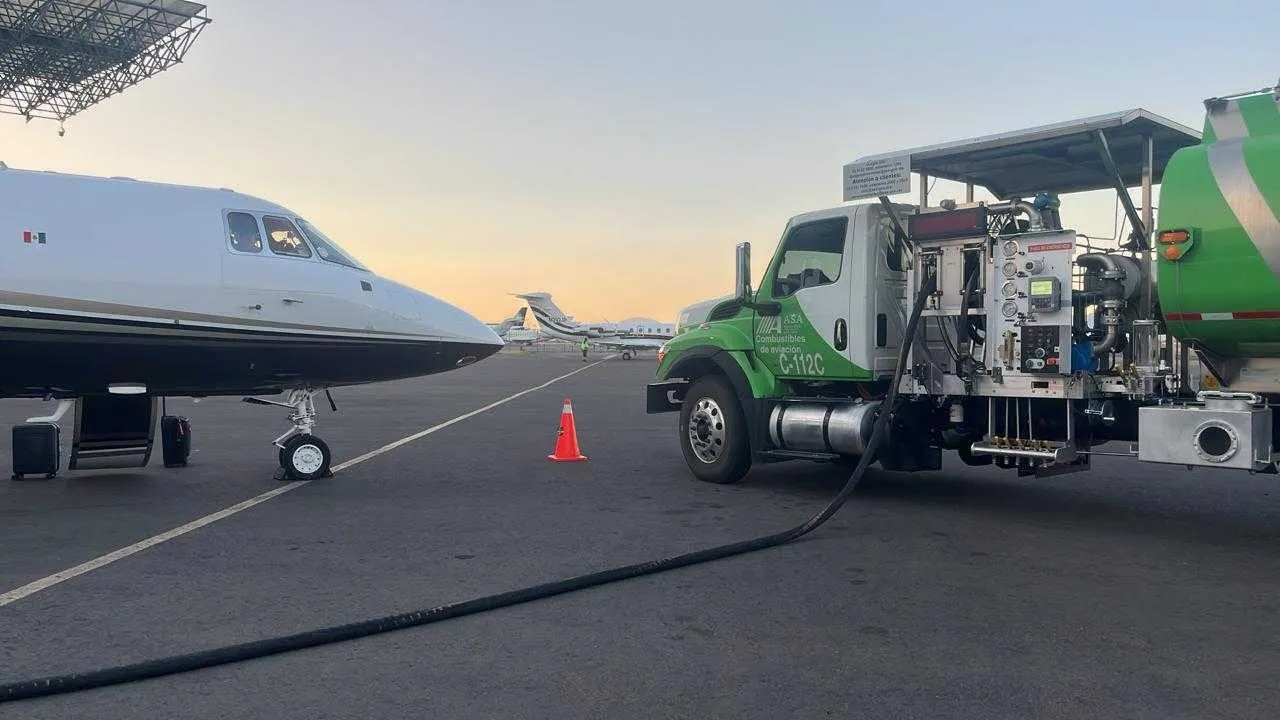 Supervised fueling of a Hawker 800