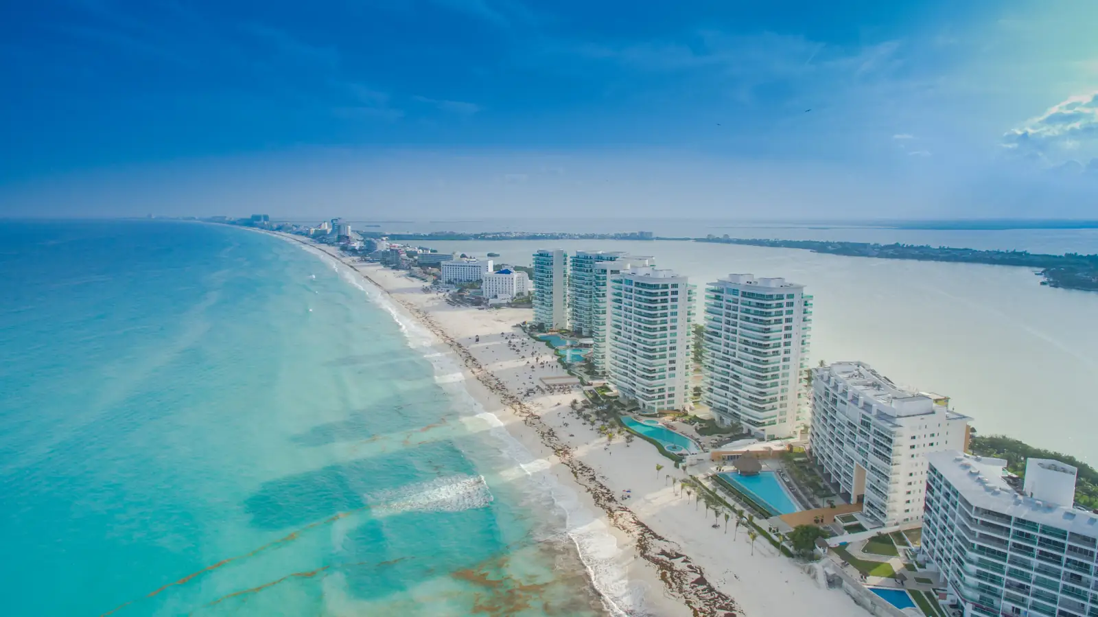 Vista aérea de la zona hotelera de Cancún y el mar Caribe