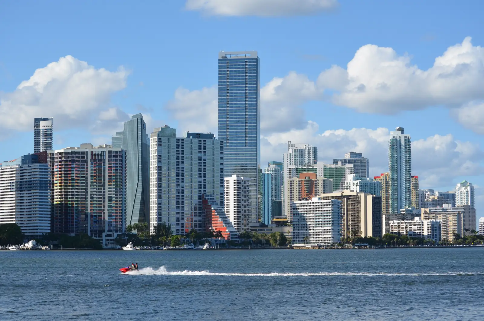 Skyline de Brickell en Miami desde la bahía de Biscayne