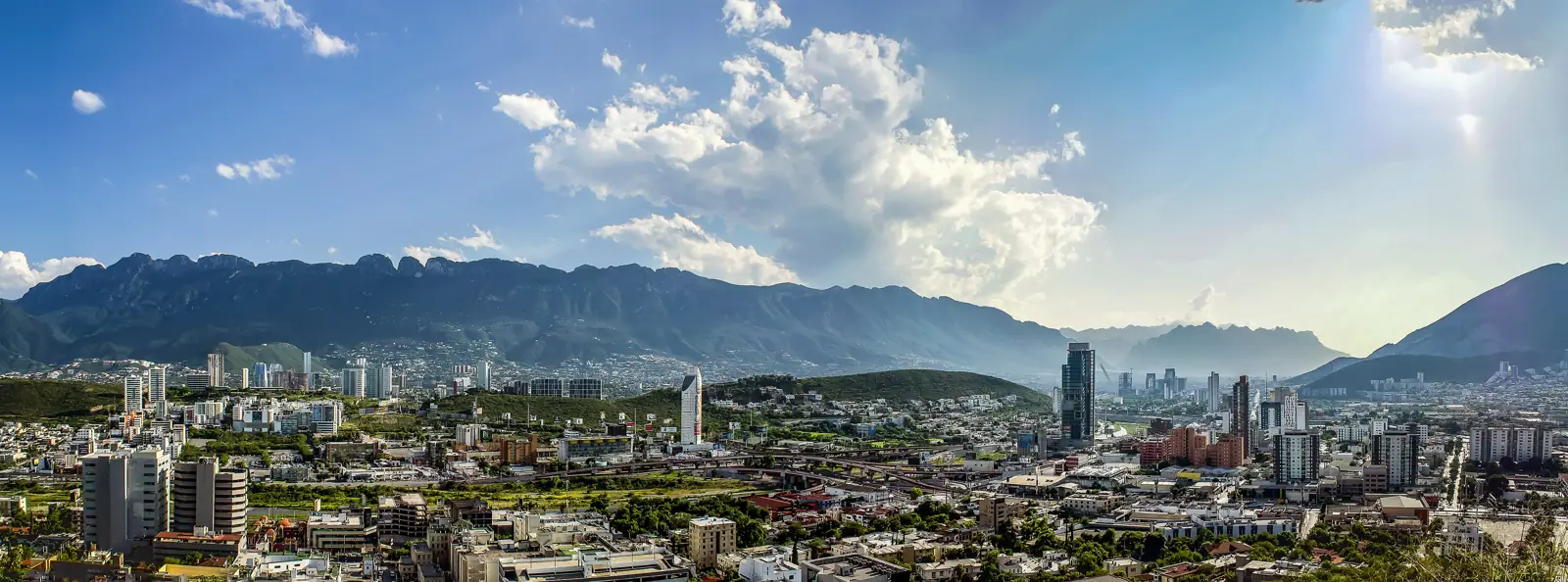 Skyline de Monterrey con la Sierra Madre al fondo
