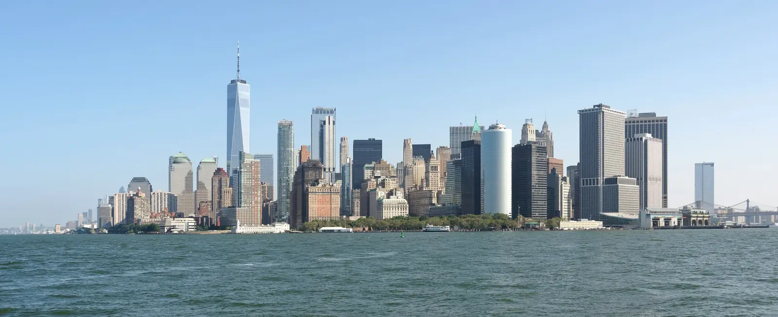 Skyline de Manhattan desde la bahía de Nueva York